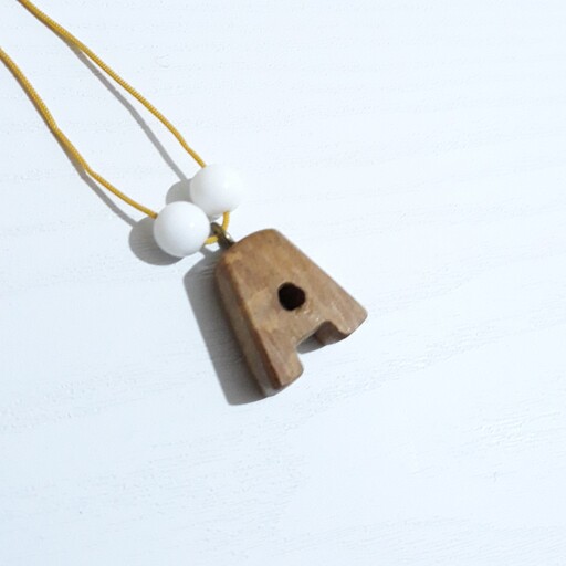 گردنبند حرف aانگلیسی حرف A از چوب طبیعی گردو  دستساز چوبکده بیدسفید