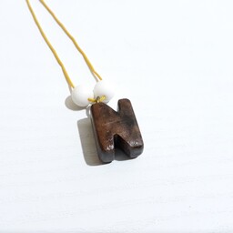 گردنبند حرف انگلیسی حرف N از چوب طبیعی گردو  دستساز چوبکده بیدسفید