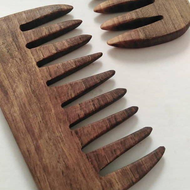شانه چوبی جیبی چوب گردو دندانه درشت ده سانت چوب گردو یک تکه دستساز  تولیدی چوبکده بیدسفید