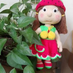 عروسک دختر قلاببافی قابل شستشوو رنگ ثابت دست بافت با کاموای ایرانی 
