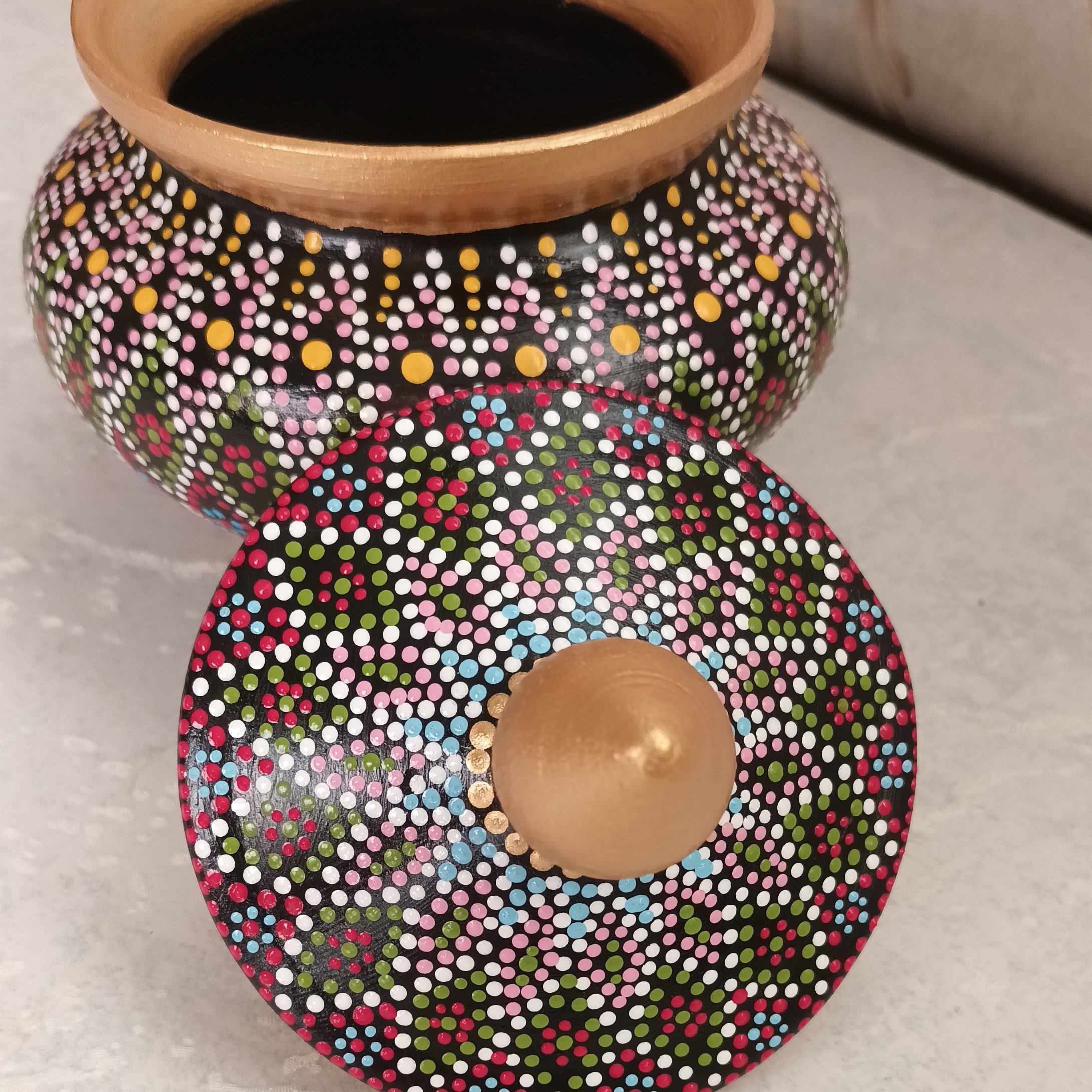 قندان نقطه کوبی شده طرح لوزی جنس سفالی