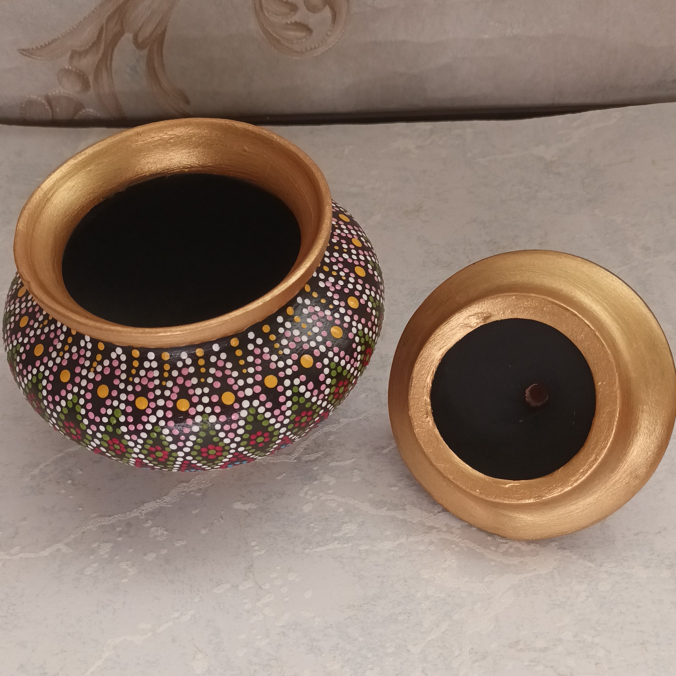 قندان نقطه کوبی شده طرح لوزی جنس سفالی