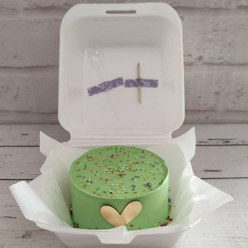 بنتو کیک(کیک کوچک برای دو نفر،مخصوص سورپرایزکردن و مهمانی دو نفره به همراه یک قاشق و شمع)_حدود 300 تا350گرم