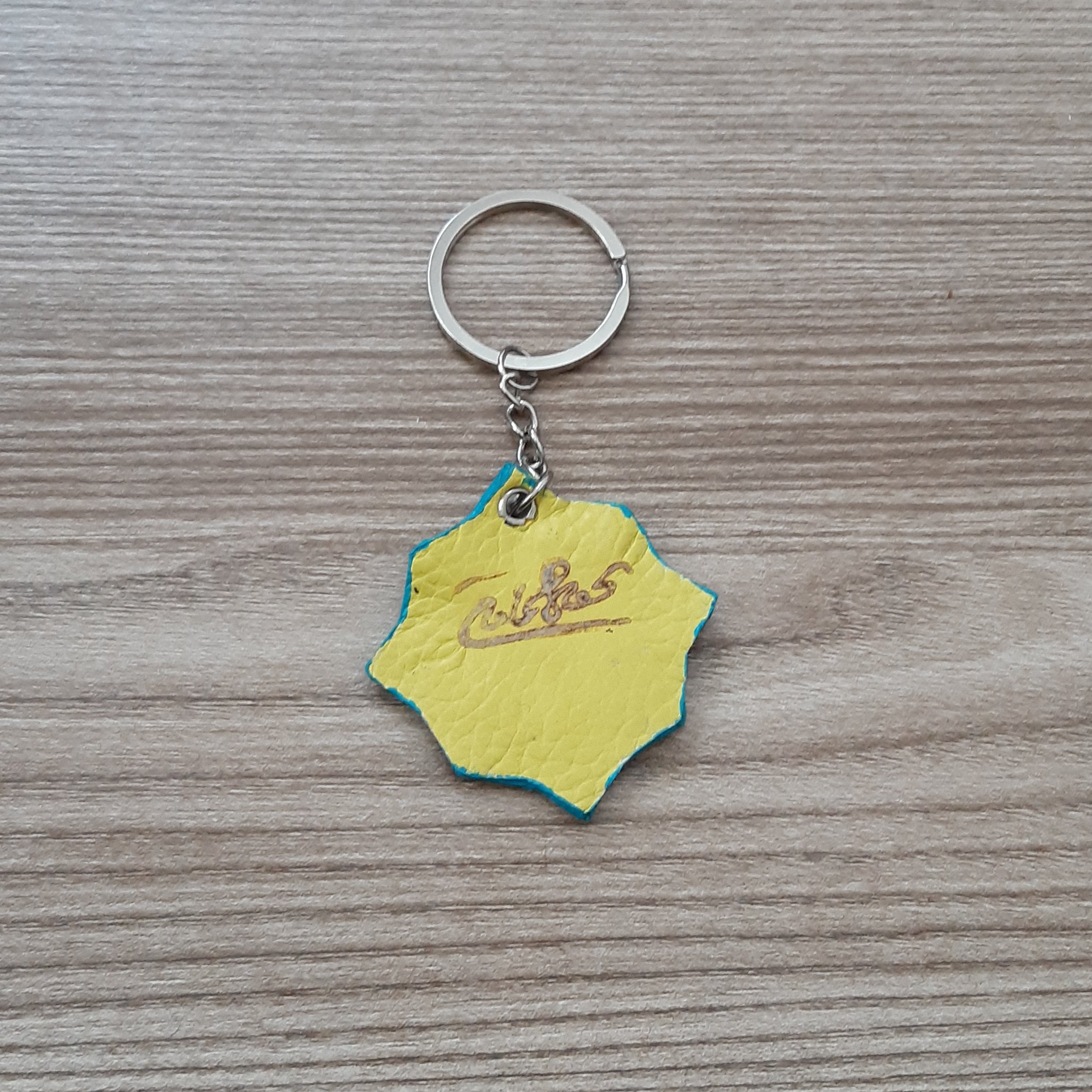 آویزکلید16 ضلعی چرم طبیعی دستساز باطرح باب اسفنجی