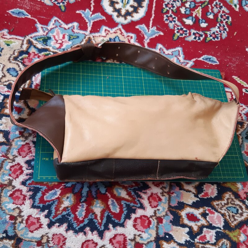 کیف کمری چرم طبیعی ودستدوز20×30×4با11جیب زیپی و1جیب ساده باسگک2سوراخی