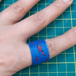 انگشتر چرم طبیعی 2×6 دستساز آبی رنگ با کوک طرف دار