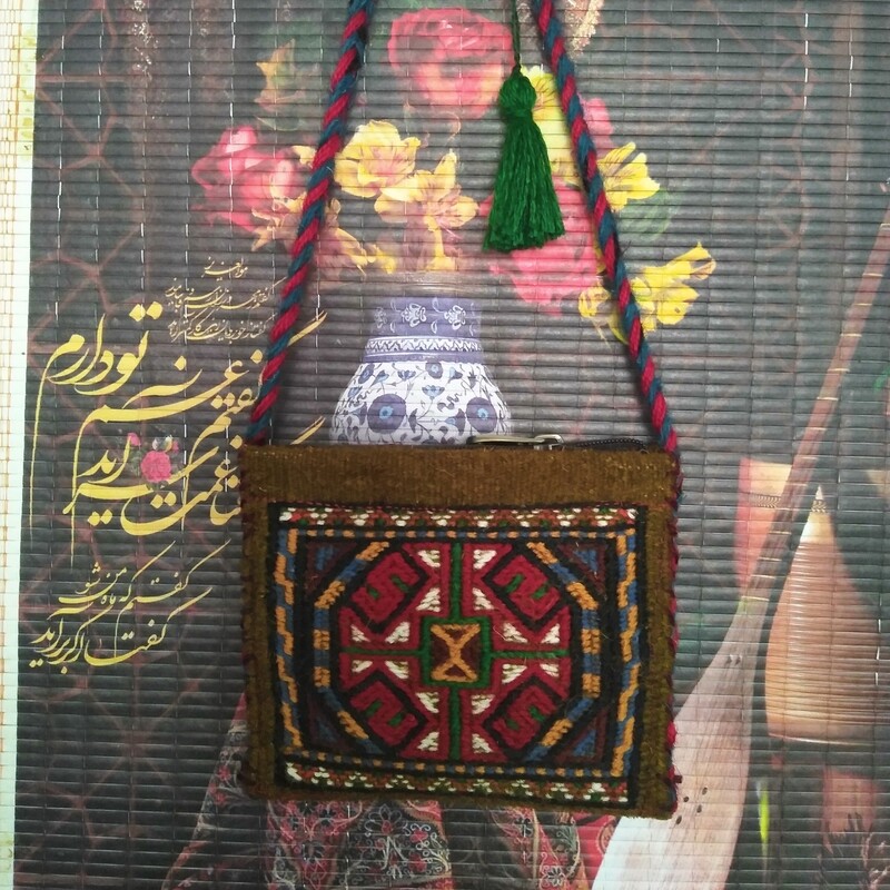کیف سنتی روی مانتویی. 