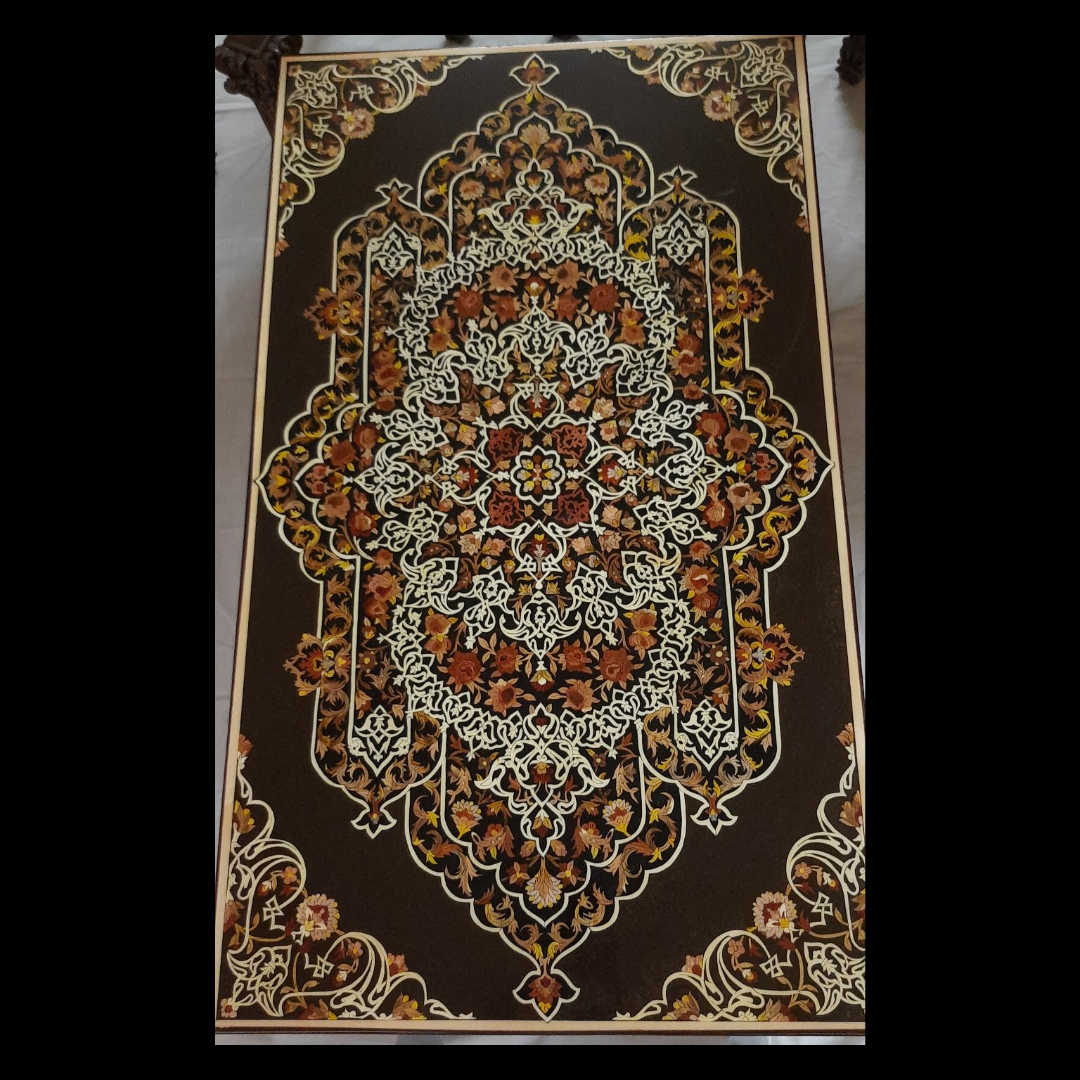 میز معرق ومنبت  ب همراه دو تا میزعسلی میز بزرگ در سایز 66× 114ومیز کوچک سایز36×55 میز بزرگ تمام پلی استر ومیز کوچک زمینه