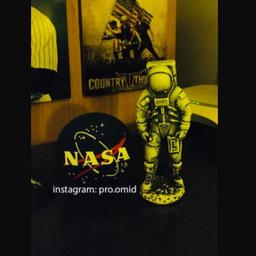 مجسمه فضانورد مجسمه لباس فضایی ناسا مجسمه رومیزی استند رومیزی شیک و خاص دکور خفن اتاق کلکسیون