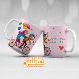 ماگ طرح عاشقانه شامل تصویرسازی دختر و پسر عاشق وکتور قلب دوچرخه و بادکنک چاپ شده