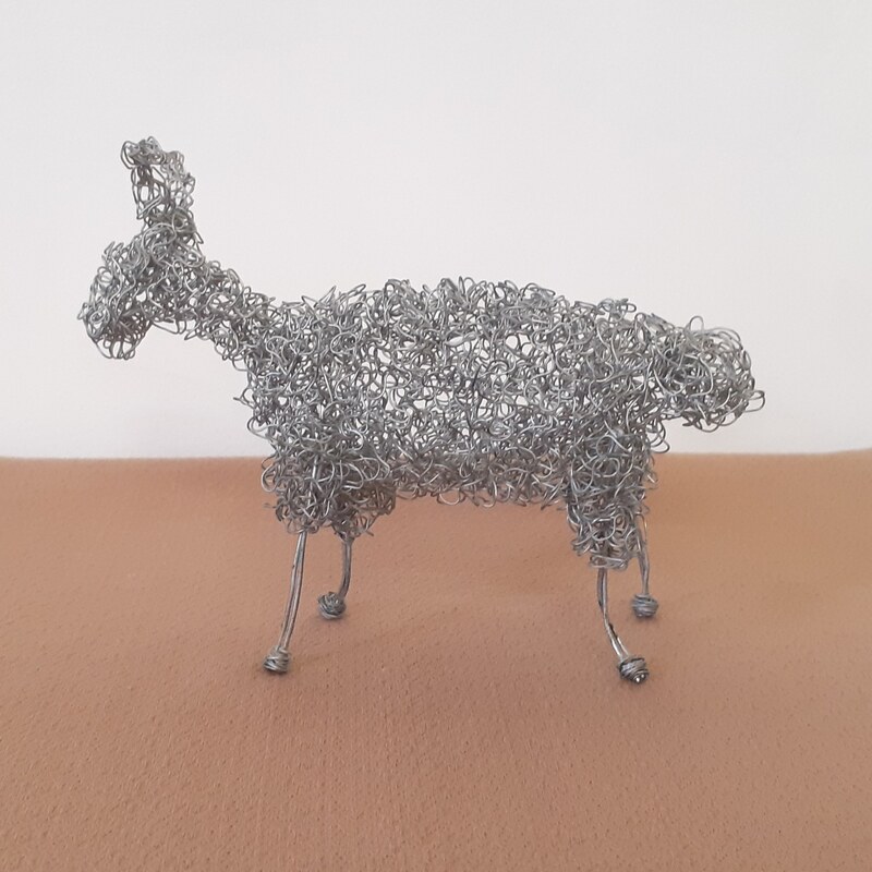 مجسمه گوسفند سیمی مینیمال دست ساز مفتولی هنری