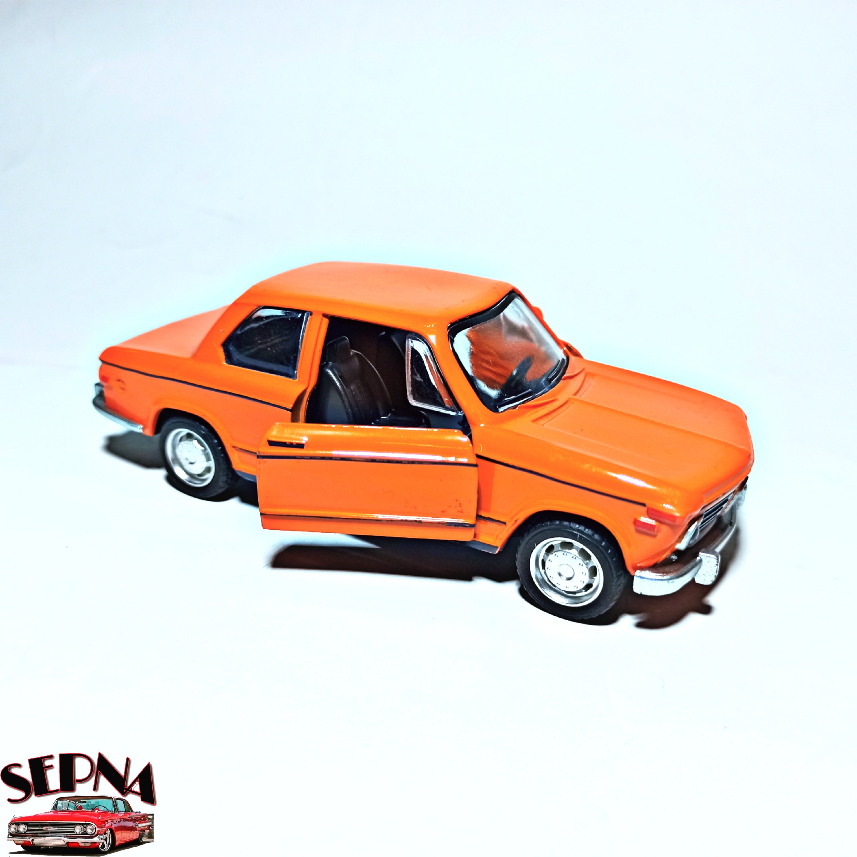ماکت ماشین فلزی بی ام و BMW 2002 مقیاس 1/32 دو درب بازشو عقب کش و موزیکال