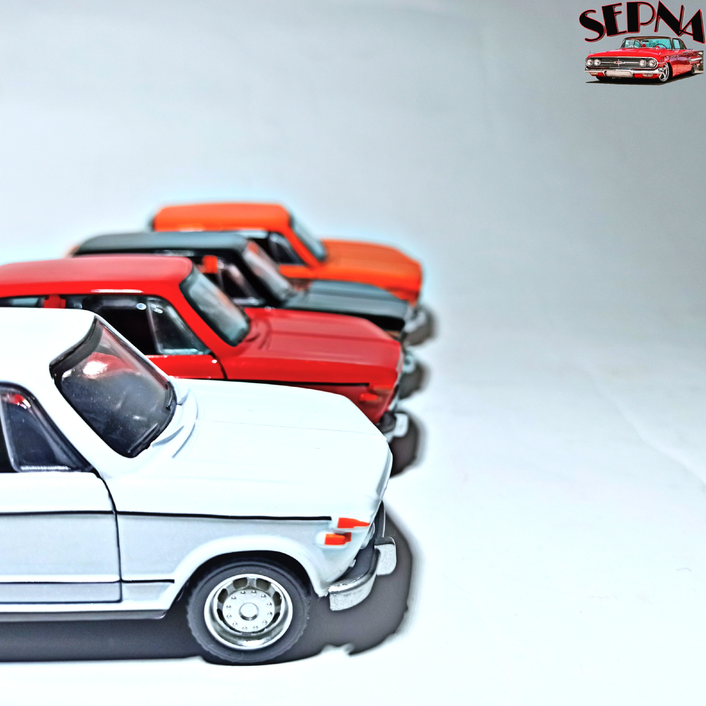 ماکت ماشین فلزی بی ام و BMW 2002 مقیاس 1/32 دو درب بازشو عقب کش و موزیکال