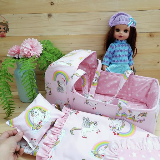 ساک حمل عروسک  ست چهارتکه شامل ساک، تشک، بالشت وروانداز دورچین طرح تک شاخ 40سانتی برای عروسک