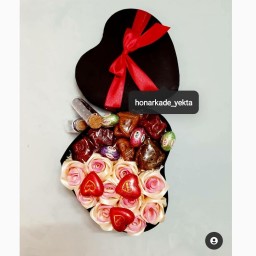 باکس گل و لواشک و شکلات جعبه کادویی قلبی سایز متوسط مشکی با رز نباتی لب ماتیکی