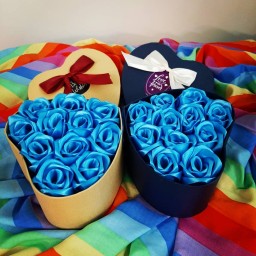 کادویی باکس گل قلبی کوچک با رز های درشت آبی ( گل روبانی )