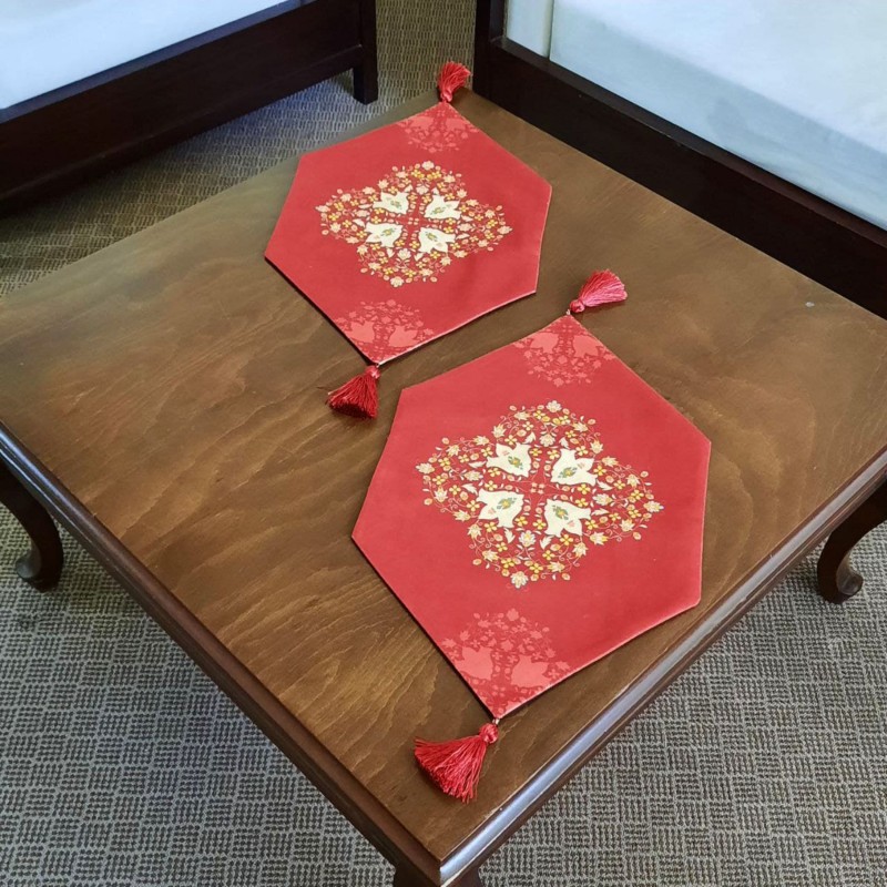 رانر عسلی مخمل آستر دار طرح دلنواز قرمز 30x50 منگوله دار