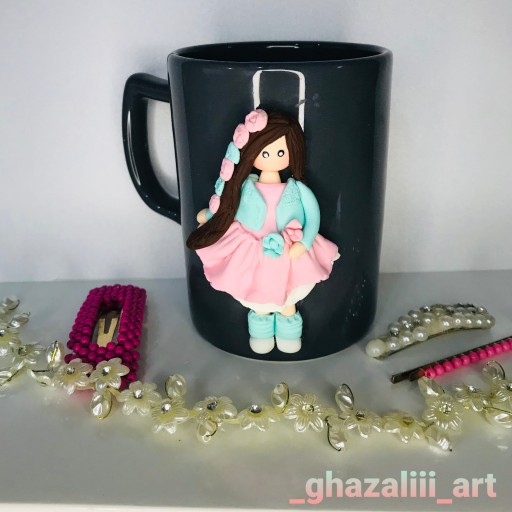 عروسک خمیری پلیمری آرتینا روی ماگ ایرانی