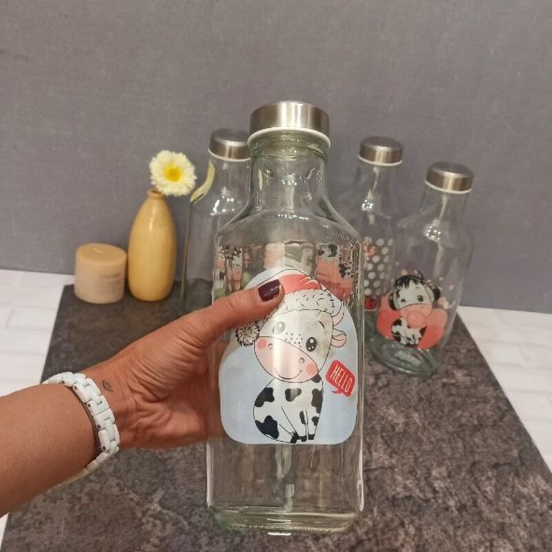 بطری شیر عروسکی  پیشتازان شیشه ای درب پیچی درچندین طرح مختلف متنوع باکیفیت مقاوم 