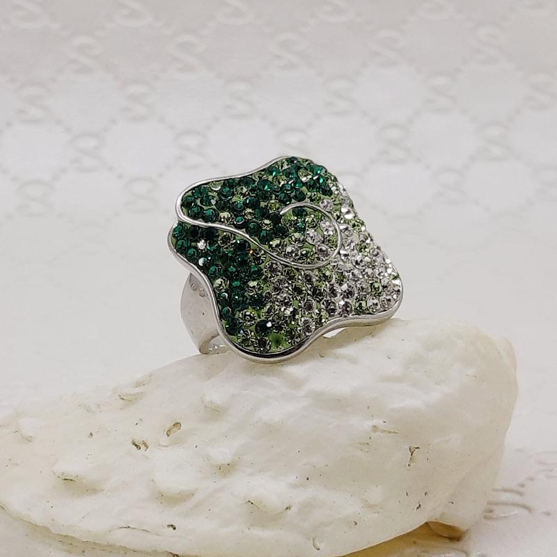انگشتر نقره زنانه سواروسکی با سنگهای زیبا و درخشان