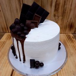 کیک تولد با تزیین شکلاتی