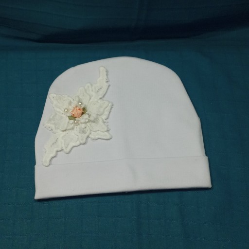 کلاه نوزاد گلدار سفید