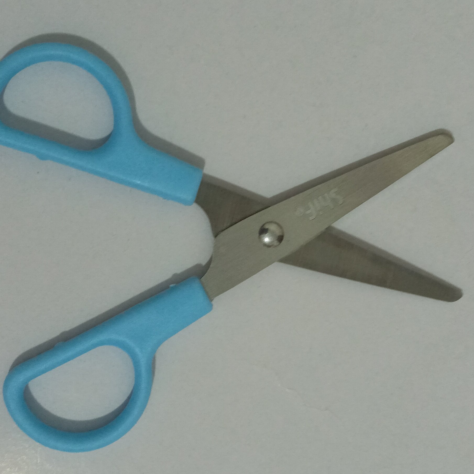 قیچی سر گرد دانش آموزی آبی و سبز 