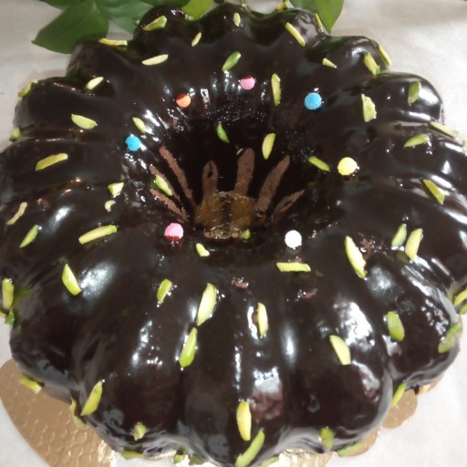 کیک شکلاتی با روکش شکلات و خلال پسته
