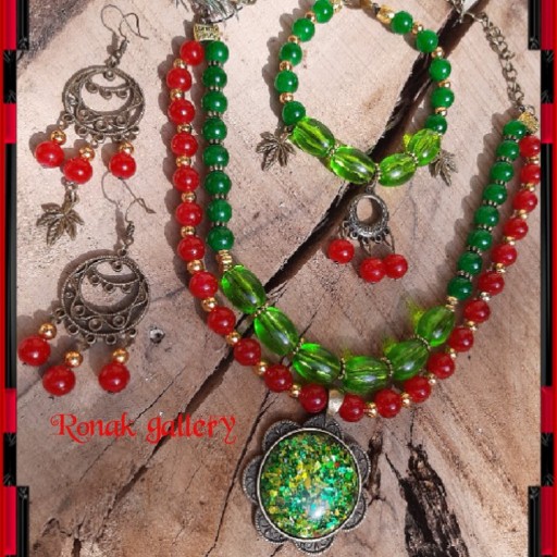 زیورآلات گردنبند و دستبند و گوشواره سنگ سبز و قرمز و آویز طرح اوپال سبز