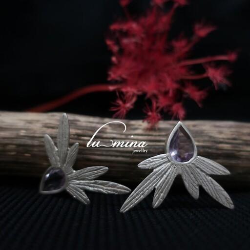 گوشواره دستساز نقره طرح گل همراه با سنگ طبیعی آمیتیست برند لومینا
