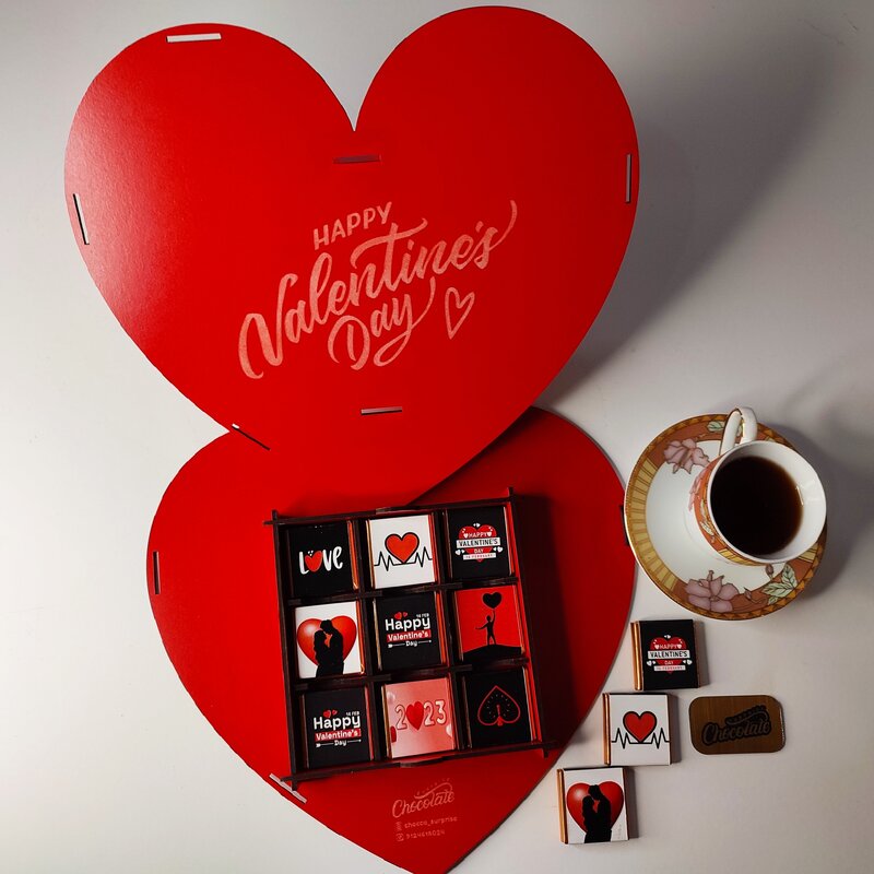 باکس هدیه سوپرایز  ولنتاین با  27 عدد شکلات  و با طراحی و چاپ رایگان (عکس و ایده مشتری) 
