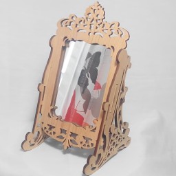 آینه رومیزی چوبی ساخته شده از چوب صنعتی روسی در رنگ طبیعی خود چوب .پسکرایه دارد هزینه پست بصورت پس کرایه میباشد