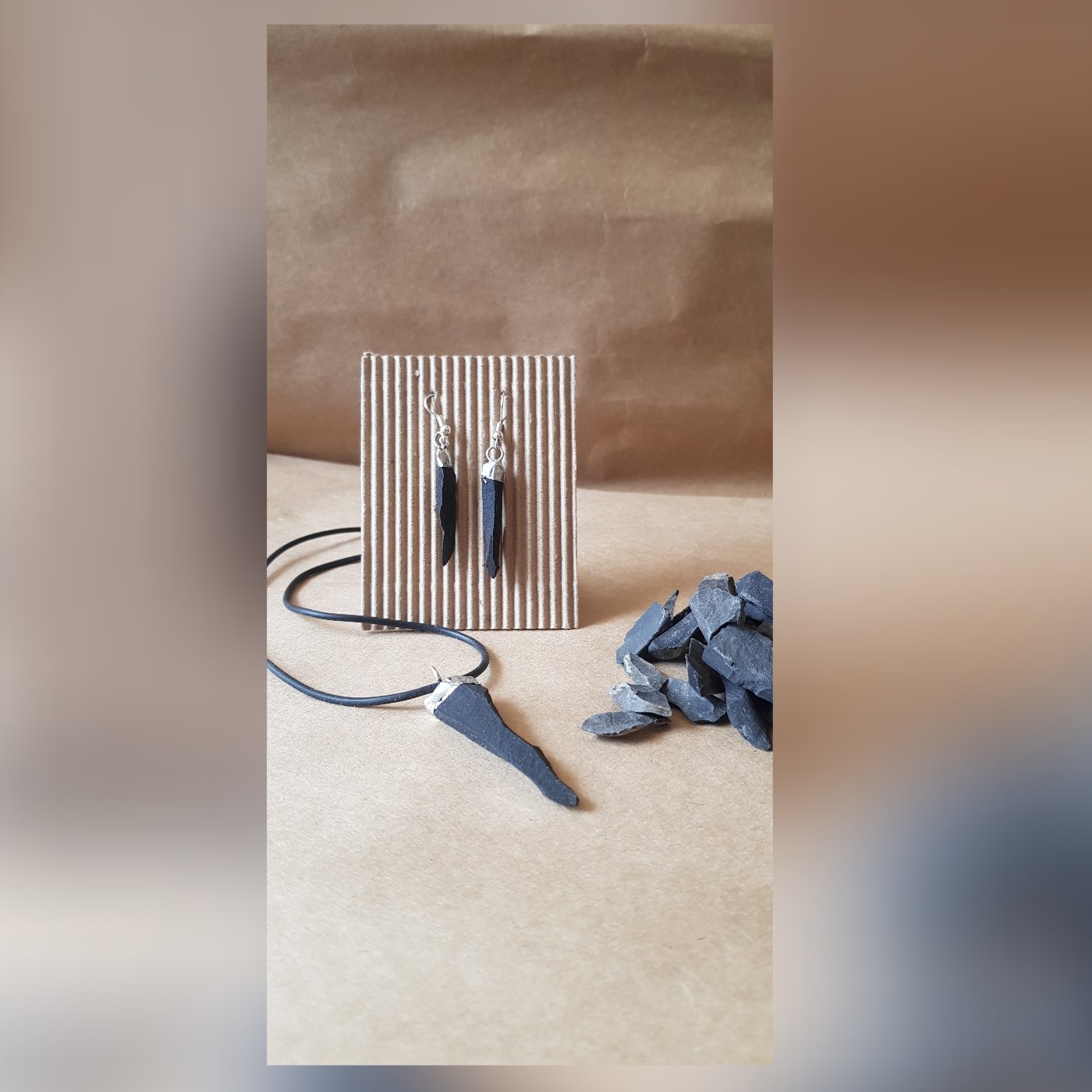 گردن بند وگوشواره سنگی