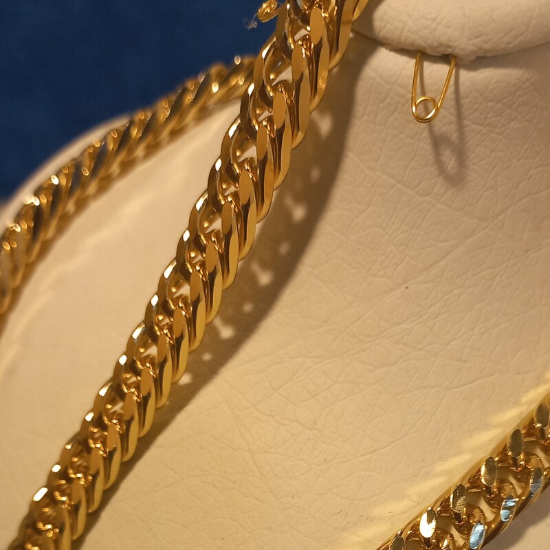 گردنبند و دستبند ست کارتیر ضخیم رنگ ثابت طلایی باخرید این کالا یدونه انگشتر هدیه میگیرید