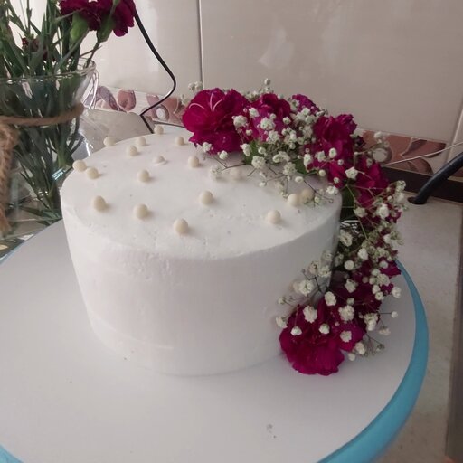 کیک وانیلی با دیزاین گل طبیعی