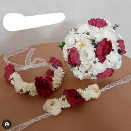 دسته گل و ریسه و دستبند عروس رنگ بنفش و کرم