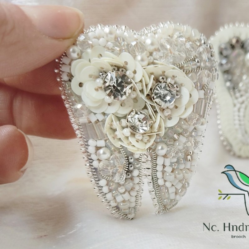 سنجاق سینه دندان طرح گل