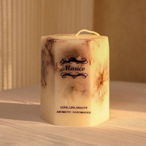 شمع قالبی با پارافین سفید رنگ با تزیین گل خشک برند ماریکو 