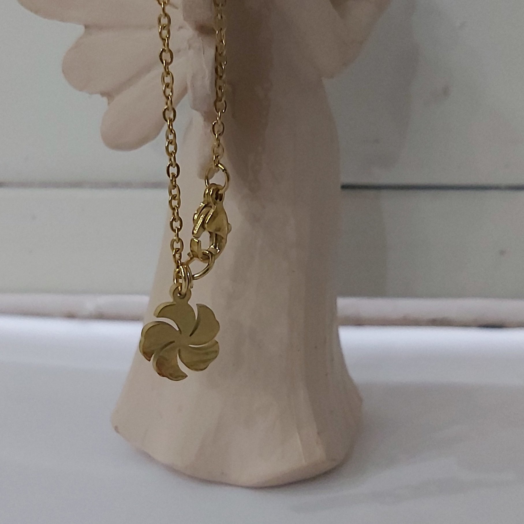 آویز ساعت استیل کد وی69، طلایی، باقفل، طول زنجیر در حالت باز حدود ده سانت 