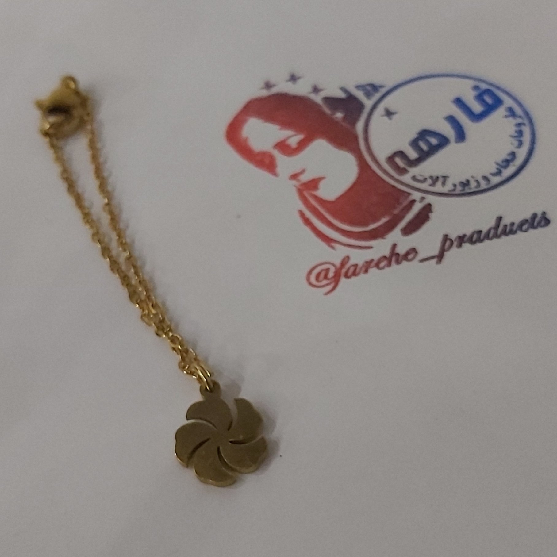 آویز ساعت استیل کد وی69، طلایی، باقفل، طول زنجیر در حالت باز حدود ده سانت 