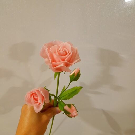 گل رز صورتی خمیری ( شامل سه غنچه نیمه باز و بسته و یگ گل رز باز میباشد ) 