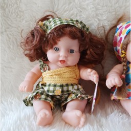 عروسک دختر نشسته