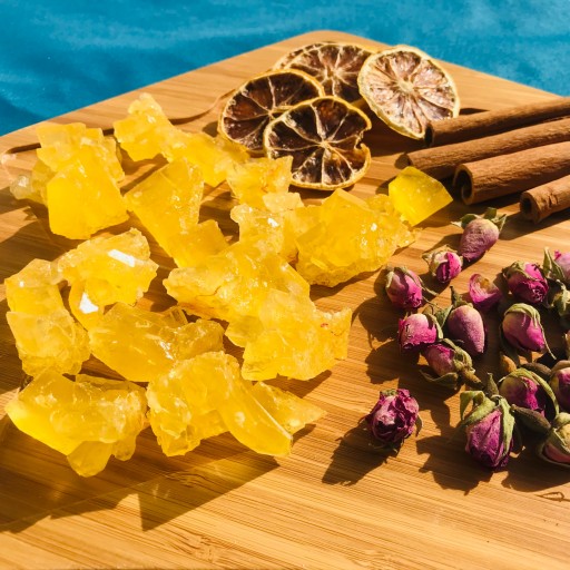 نبات خرده زعفرانی سنتی یزد(جعبه یک کیلو)