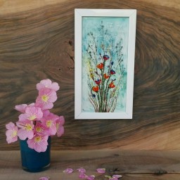 تابلو تلفیقی کاشی و شیشه دستساز گلهای لاله با قاب سفید از مجموعه بهاری زندگی کن محصولات هنری آمینا