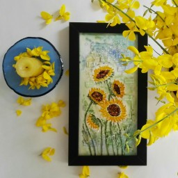 تابلو تلفیقی کاشی و شیشه ی دستساز گل‌های آفتاب گردان با قاب مشکی از مجموعه بهاری زندگی کن محصولات هنری آمینا