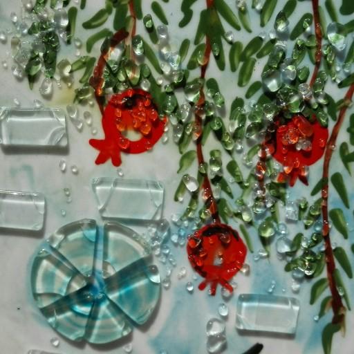 تابلو تلفیقی کاشی و شیشه ی دستساز انار و حوض ماهی با قاب سفید از مجموعه بهاری زندگی کن محصولات هنری آمینا