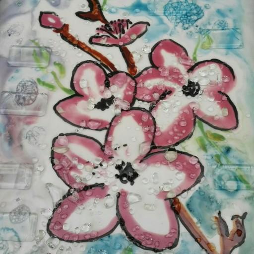 تابلو تلفیقی کاشی و شیشه ی دستساز شکوفه های بهاری با قاب سفید از مجموعه بهاری زندگی کن محصولات هنری آمینا