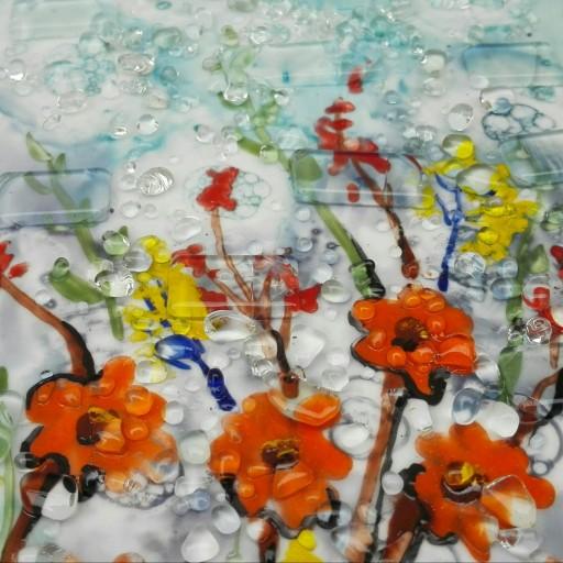 تابلو تلفیقی کاشی و شیشه ی دستساز گل‌های صحرا(نارنجی) با قاب سفید از مجموعه بهاری زندگی کن محصولات هنری آمینا