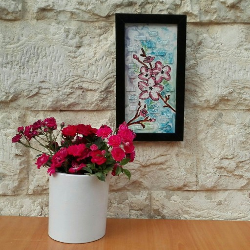 تابلو تلفیقی کاشی و شیشه ی دستساز شکوفه های بهاری با قاب مشکی از مجموعه بهاری زندگی کن محصولات هنری آمینا