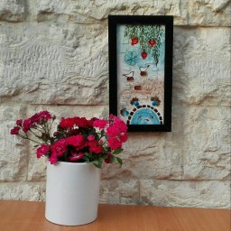 تابلو تلفیقی کاشی و شیشه ی دستساز انار و حوض ماهی با قاب مشکی از مجموعه بهاری زندگی کن محصولات هنری آمینا
